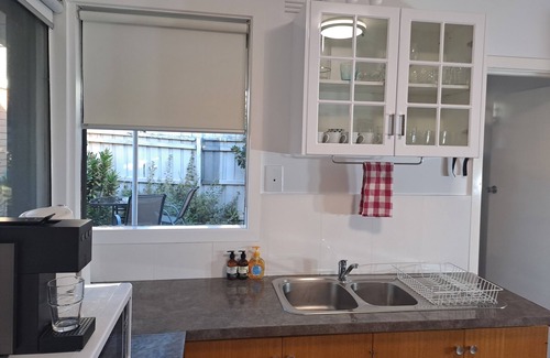 Murrumbeena House | Lovely home away from home, double garage for 2 cars.