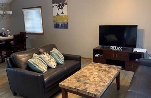 West Omaha House | Lovely home in a quiet neighborhood (Corporate, Holidays, Henry Doorly Zoo) CWS