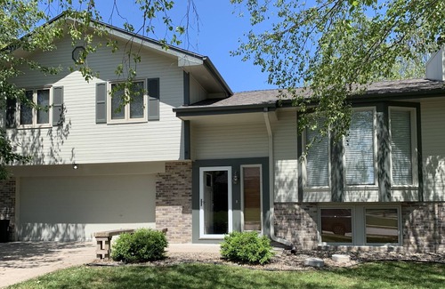 West Omaha House | Lovely home in a quiet neighborhood (Corporate, Holidays, Henry Doorly Zoo) CWS