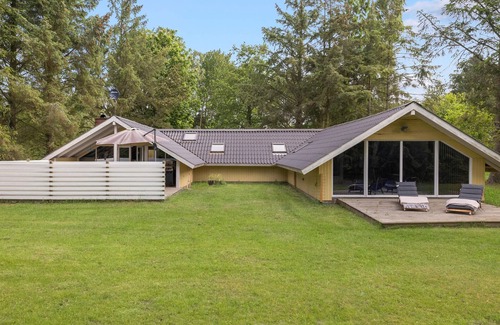 Sømarken House | Lovely home in Aakirkeby with kitchen