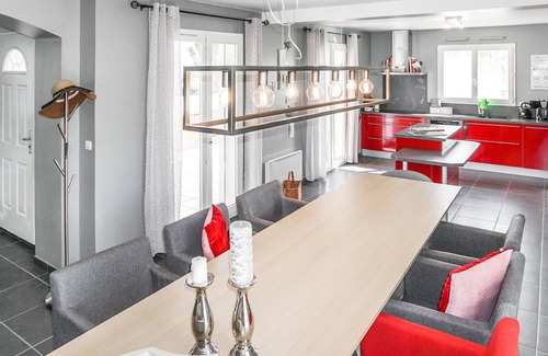 Cruzy House | Lovely home in Cruzy with kitchen