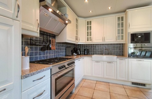 Heinkenszand House | Lovely home in Heinkenszand with WiFi