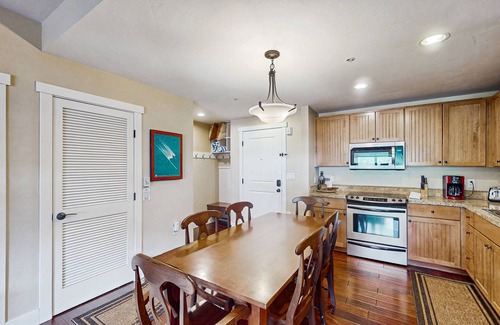 Silvercreek Condo | Lovely home in ski-in/ski-out complex with washer & dryer + shared pool/hot tub