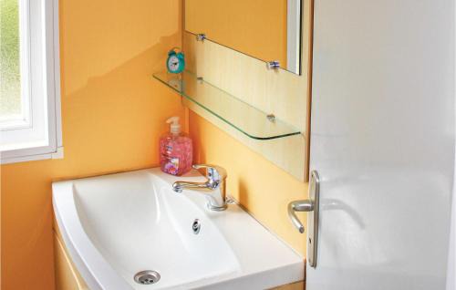 Tzummarum House | Lovely Home In Tzummarum With Wifi