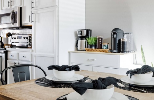 Avondale House | Lovely Home King Bed Mid-term Rental Work From Home Coffee Bar 2-Car Garage