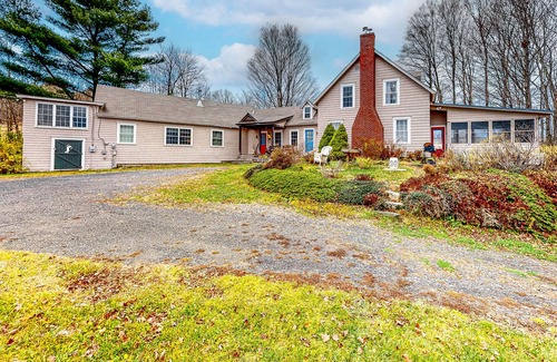 Rockingham House | Lovely home on 40 acres near orchards, fishing, trails w/firepit & wood stove