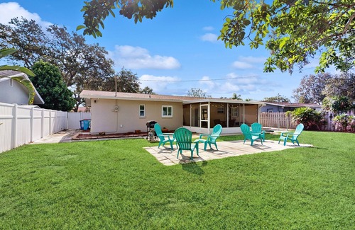 Walsingham House | Lovely home on Pinellas Trail,10 minutes to Beach, Close to shopping& Restaurats