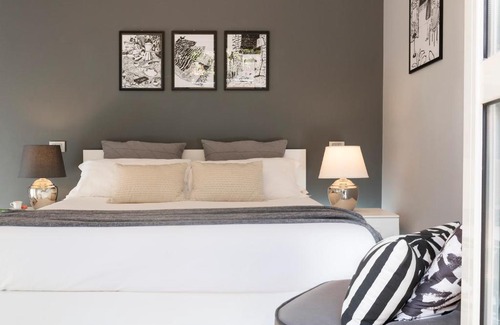 Rione III Colonna Apartment | Lovely Home Spanish Steps with Balcony