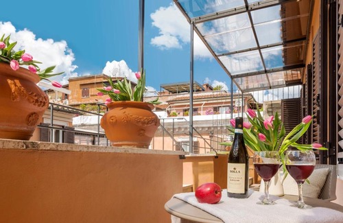 Rione III Colonna Apartment | Lovely Home Spanish Steps with Balcony
