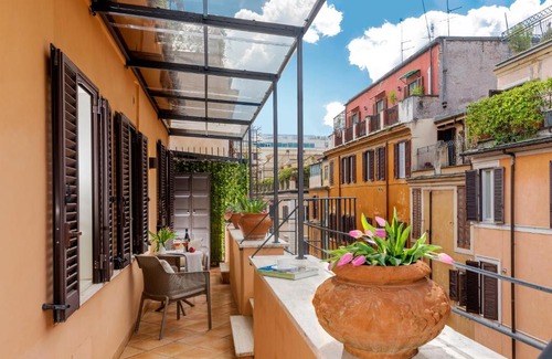 Rione III Colonna Apartment | Lovely Home Spanish Steps with Balcony