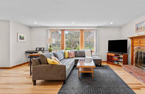 Eastham House | Lovely House 5 Min to Beach with Deck Grill and Garage