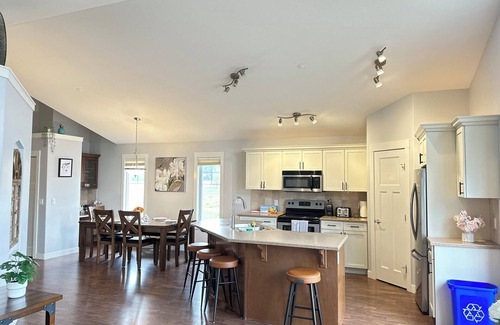 Hinton House | Lovely house with mountain views &A/C