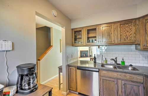 Iowa City House | Lovely Iowa City Townhome ~ 3 Mi to Dtwn!