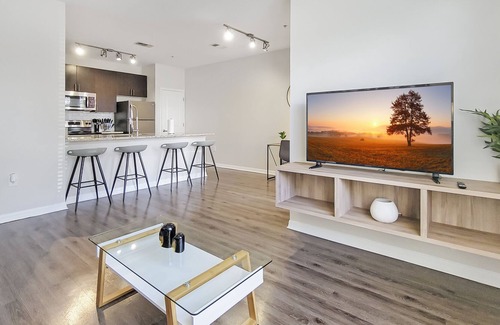 Town N County Park Apartment | Lovely King Suite with Pool and Gym Near Beaches