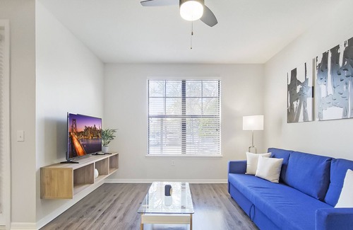 Town N County Park Apartment | Lovely King Suite with Pool and Gym Near Beaches