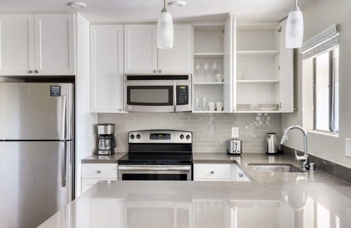 University City Apartment | Lovely La Jolla 1BR w/Gym, W/D & Pool, nr bars & shops, by Blueground