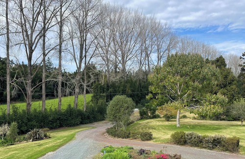 Pakaraka House | Lovely Large Family Home on 3 1/2 Acres Down a Private Lane. Plenty of Parking