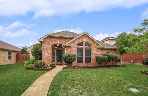 Lewisville House | Lovely Lewisville great location minutes to Denton, Flower Mound, & The Colony!