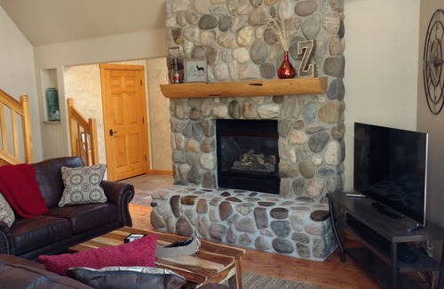 Sunriver House | Lovely, light, bright home in the woods! SHARC passes included! Hot tub!