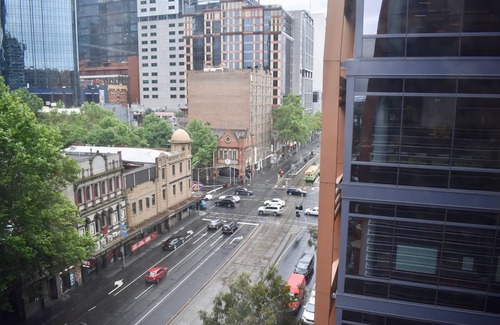 Melbourne Central Business District Apartment | Lovely Light-Filled Apt in the Heart of CBD!