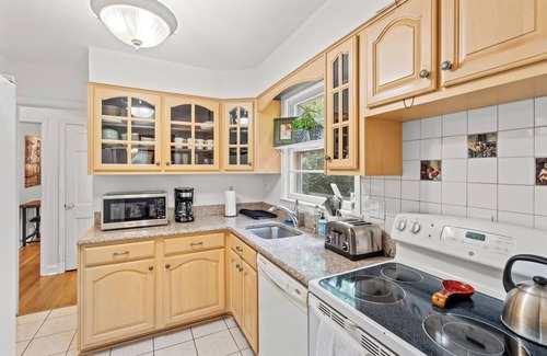 North Ridge House | Lovely light-filled house in award-winning Alexandria [10 mins to airport/DC]