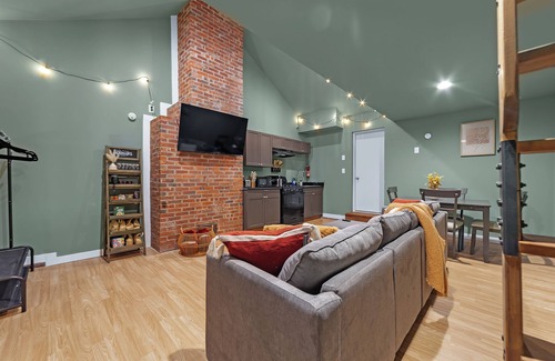 Tulsa House | Lovely Little Loft-Style 2-Bedroom in Tulsa