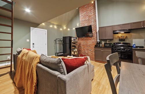 Tulsa House | Lovely Little Loft-Style 2-Bedroom in Tulsa