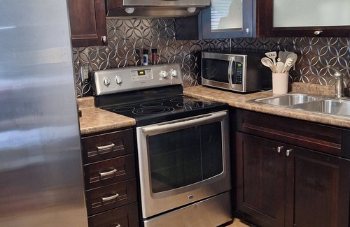 Downtown Knoxville Apartment | Lovely Lower-Level 2-bedroom apartment close to UT and medical facilities.
