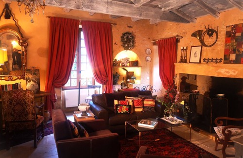 Cadouin Cottage | Lovely, luxuriously decorated house, intimate garden in a historic village