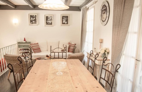 Fumel House | Lovely luxurious gite with large garden and private pool!