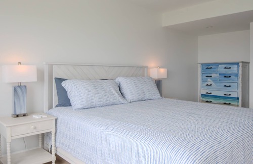 Oakland Hills House | Lovely Midcentury House on GC near Boca Grande