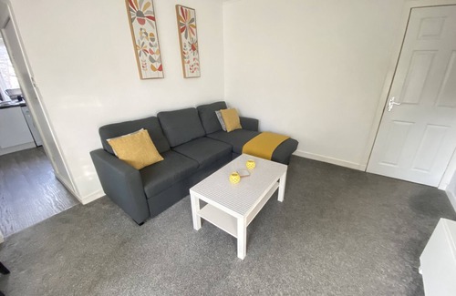 Paisley Apartment | Lovely Modern 1 bedroom apartment - Sleeps up to 4 guests