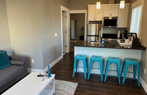 Riverfront Apartment | Lovely Modern Space - Teal