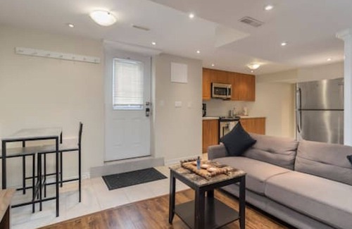 Central Erin Mills House | Lovely, Modern Studio Basement