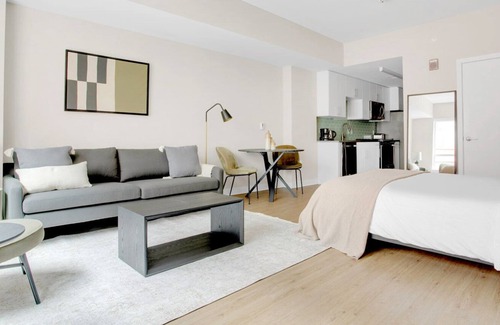 Mount Vernon Triangle Apartment | Lovely Mt Vernon Studio w/ Pool, W/D & Gym, near Metro, by Blueground