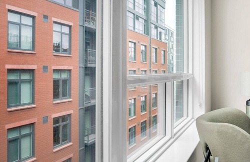 Mount Vernon Triangle Apartment | Lovely Mt Vernon Studio w/ Pool, W/D & Gym, near Metro, by Blueground