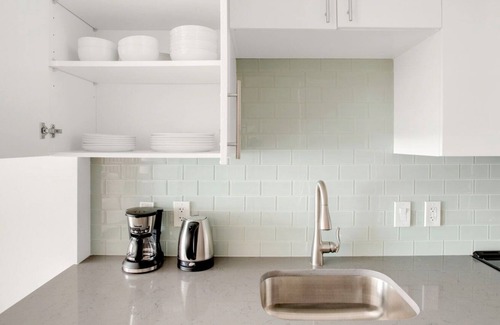 Mount Vernon Triangle Apartment | Lovely Mt Vernon Studio w/ Pool, W/D & Gym, near Metro, by Blueground