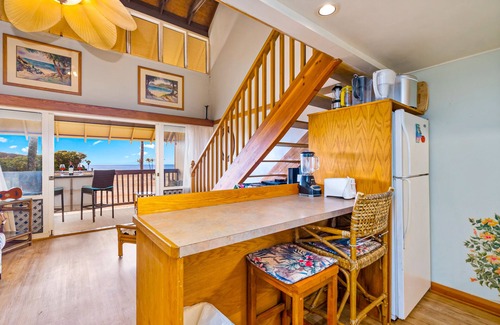 Maunaloa Apartment | Lovely oceanfront escape near beach with lanai, pool & W/D