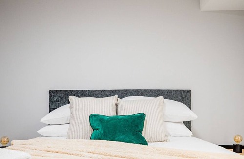 Evesham Apartment | Lovely One Bed Town Centre Studio