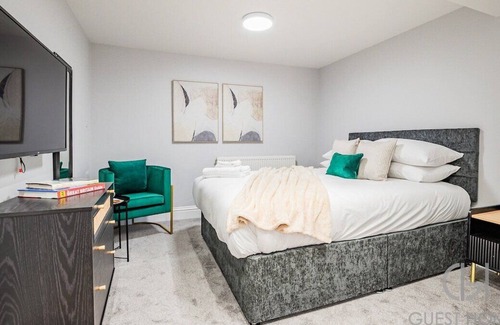 Evesham Apartment | Lovely One Bed Town Centre Studio