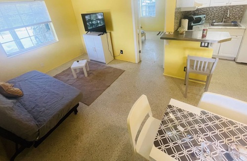 Flagler Village House | Lovely One Bedroom with Kitchen Near the Beach In Fort Lauderdale