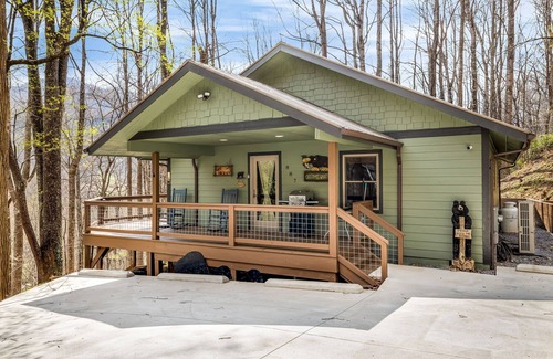 Maggie Valley Cabin | Lovely, one-story cabin in a serene mountain country club - golf, fish, and ski