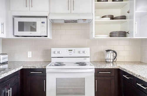 Evergreen Park Apartment | Lovely Palo Alto 2BR w/AC, Pool & W/D, walkable location, by Blueground