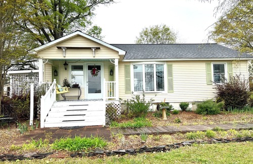 Greer House | Lovely pet- friendly 2-bedroom house in the Greer countryside