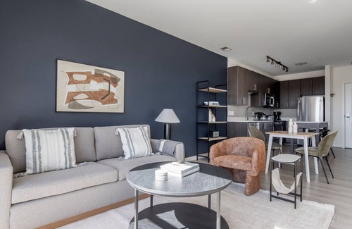 Jefferson Manor Apartment | Lovely Potomac Yard City 1BR w/W/D & Gym, nr Airport, by Blueground