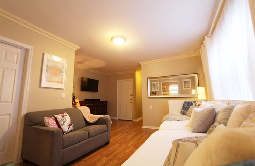 North Ironbound Apartment | Lovely Private 2 bedroom Apartment near Pru Center and train to NYC