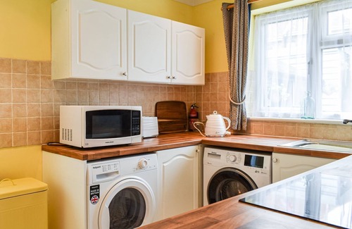 Cliftonville Cottage | Lovely quaint property very close to the beach, ideal for a romantic weekend or week by the beach.