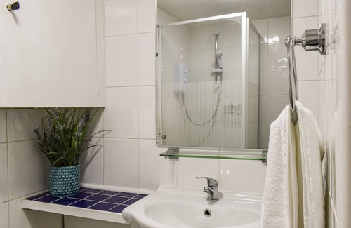 Cliftonville Cottage | Lovely quaint property very close to the beach, ideal for a romantic weekend or week by the beach.