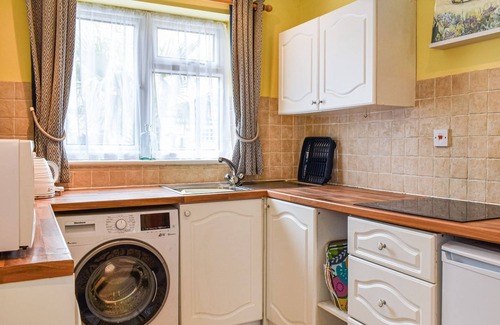 Cliftonville Cottage | Lovely quaint property very close to the beach, ideal for a romantic weekend or week by the beach.