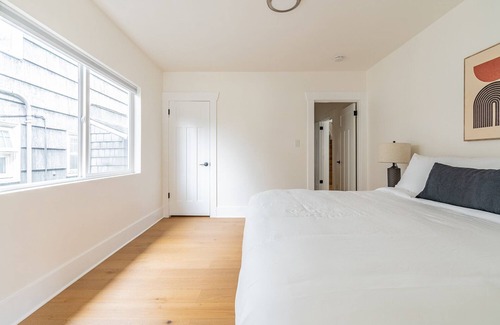 East Queen Anne House | Lovely Queen Anne Charmer 7B/4B 30day Corp Rental